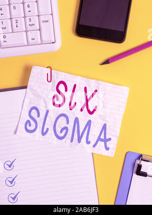 Schreiben Hinweis mit Six Sigma. Business Konzept für Satz von analysisagement Techniken, die Geschäftsprozesse zu verbessern, Zerknitterte Weißbuch zur ta Stockfoto