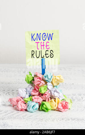Schreiben Hinweis, kennen die Regeln. Business Konzept für Lernen, der allgemein anerkannte Grundsatz oder Anweisungen zur Erinnerung Stapel farbiger zu folgen zerknittertes Papier Stockfoto