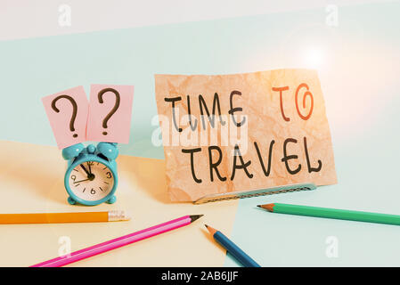 Konzeptionelle Hand schreiben Zeit zu reisen. Begriff Sinne Verschieben oder von einem Ort zum anderen auf Ferien gehen Mini Größe Wecker neben Sta Stockfoto