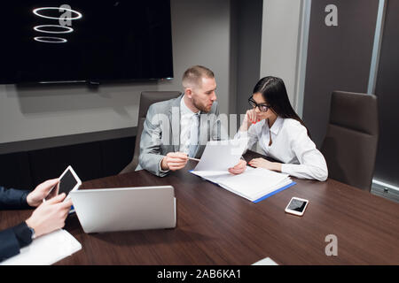 Business, Office, Recht und rechtliche Konzept - Bild von Mann und Frau Hand unterzeichnen Vertrag Papier Stockfoto