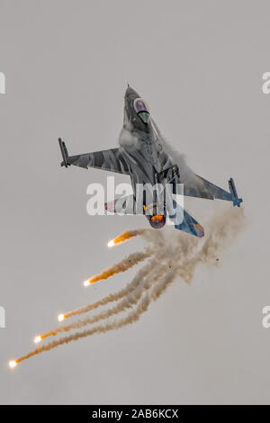 Belgische Luftwaffe F-16 Feuern Rakete decoy Flares am Yeovilton Air Tag, Großbritannien am 13. Juli 2019. Stockfoto