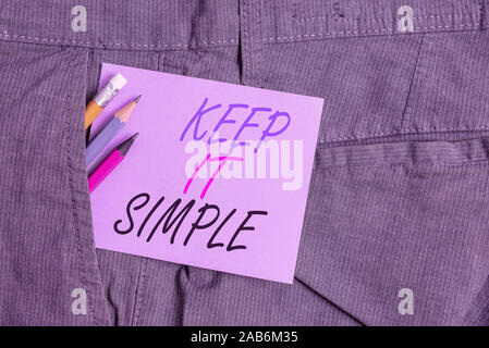 Schreiben Hinweis angezeigt halten Sie es einfach. Business Konzept für Leicht verständliche Allgemeine Terminologie Schreiben Ausrüstung und lila Hinweis pap zu werfen Stockfoto