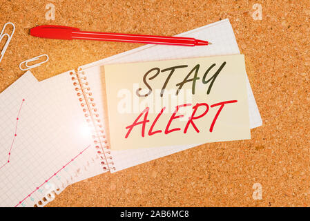 Handschrift text wachsam bleiben. Konzeptionelle Foto, volle Aufmerksamkeit auf Dinge um schnell zu sehen oder verstehen Schreibtisch notebook Papier Büro Pappe p Stockfoto