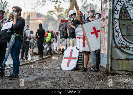 Das Team der Roten Kreuz-Mediziner bereitete sich auf die erste Hilfe am Plaza Italia vor, als es in Santiago zu jüngsten Zusammenstößen zwischen Polizei und Demonstranten kam Stockfoto