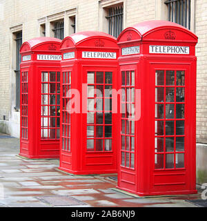 Eine Fotografie von drei alten roten Telefonzellen in London Stockfoto