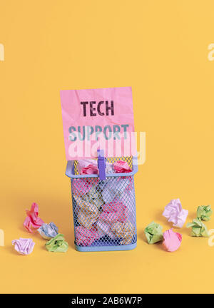 Handschrift Text schreiben Tech Support. Konzeptionelle Foto Beratung und Fehlerbehebung Service durch eine analysisufacturer Papierkorb zur Verfügung zerknittertes Papier Stockfoto