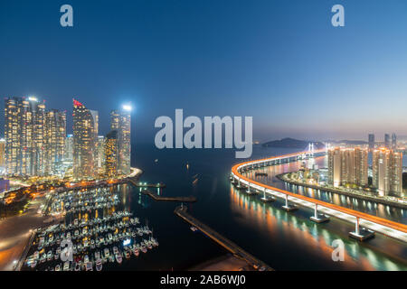 Busan City Skyline in Haeundae business district Skyline Blick vom Dach in der Nacht in Busan, Südkorea. Asiatische Tourismus, moderne Stadt leben, oder b Stockfoto