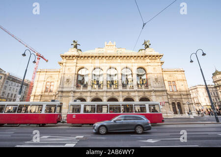 Wien, ÖSTERREICH - NOVEMBER 6, 2019: Straßenbahnen in Geschwindigkeit und Autos vor der Wiener Oper oder der Wiener Staatsoper. Es ist die Mai Stockfoto