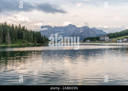 Schönen Sonnenuntergang in Misurina See, natürliche Landschaften in Dolomiten, Italien Stockfoto