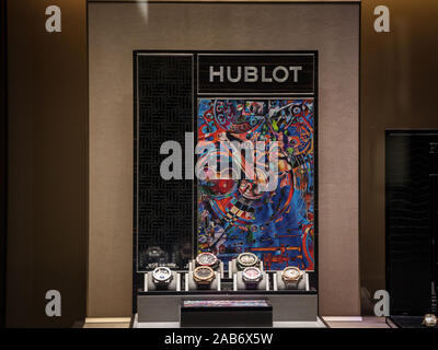 Wien, ÖSTERREICH - NOVEMBER 6, 2019: Hublot Logo vor Uhren in einem Einzelhändler Boutique in Wien. Hublot ist ein Luxus Schweizer Uhrmacher von C erstellt Stockfoto