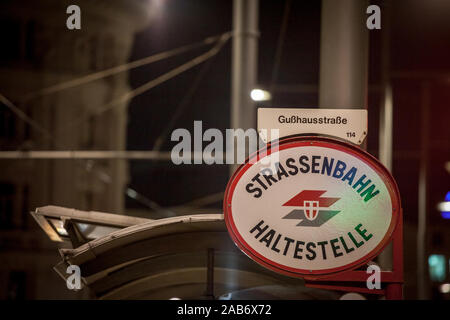 Wien, ÖSTERREICH - NOVEMBER 6, 2019: Logo der Wiener Linien auf einem lokalen Straßenbahnhaltestelle (Straßenbahn Haltestelle) auf Gusshausstrasse in Wien. Wiener Linien Stockfoto