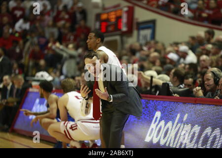 Bloomington, Indiana, USA. 25., Nov. 2019. Indiana University Trainer archie Miller Trainer gegen Louisiana Tech während ein NCAA College Basketball Spiel bei IU Montagehalle in Bloomington, Indiana, USA. Quelle: Jeremy Hogan/Alamy Leben Nachrichten. Stockfoto