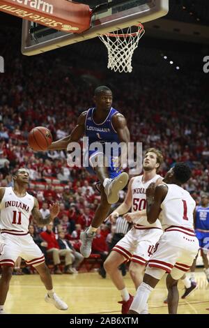 Bloomington, Indiana, USA. 25., Nov. 2019. Der Louisiana Tech Derric Jean (1) Gegenüber der Indiana Universität während eines NCAA College Basketball Spiel bei IU Montagehalle in Bloomington, Indiana, USA. Quelle: Jeremy Hogan/Alamy Leben Nachrichten. Stockfoto