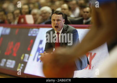 Bloomington, Indiana, USA. 25., Nov. 2019. Indiana University Trainer archie Miller Trainer gegen Louisiana Tech während ein NCAA College Basketball Spiel bei IU Montagehalle in Bloomington, Indiana, USA. Quelle: Jeremy Hogan/Alamy Leben Nachrichten. Stockfoto