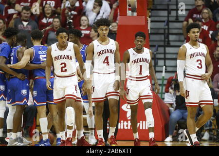 Bloomington, Indiana, USA. 25., Nov. 2019. Der Indiana Universität Hoosiers gehen sie dem Gerichtshof während des Spielens Louisiana Tech während ein NCAA College Basketball Spiel bei IU Montagehalle in Bloomington, Indiana, USA. Quelle: Jeremy Hogan/Alamy Leben Nachrichten. Stockfoto