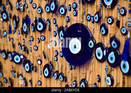 Türkisches Nazar Amulett blaues Auge hängt an einem Baum vor dem