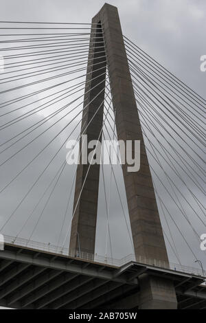 Arthur Ravenel Jr. Bridge Tower aus gesehen die Cooper River in Charleston, South Carolina Stockfoto
