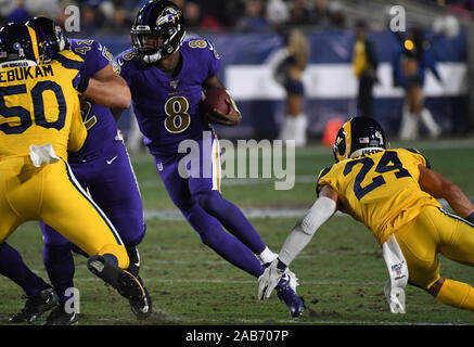 Los Angeles, USA. 25 Nov, 2019. Baltimore Ravens Lamar Jackson läuft rund um Los Angeles Rams Marcus Peters an der United Airlines Kolosseum in Los Angeles am Montag, 25. November 2019. Foto von Jon SooHoo/UPI Quelle: UPI/Alamy leben Nachrichten Stockfoto