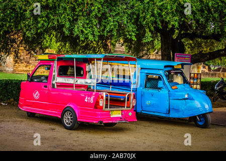 Ayutthaya, Thailand - 29.Oktober 2019: Tuk Tuk in Ayutthaya Historical Park. Es ist eine historische Stätte, die als Weltkulturerbe fr registriert wurde Stockfoto