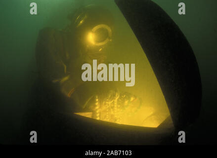 Marine hart-hat-Diver in veralteten Gang, Sibe Gorman standard Taucheranzug, im Einsatz bis 1955 und eine Schatztruhe, in der Tauchschule Museum, HMAS Pen Stockfoto