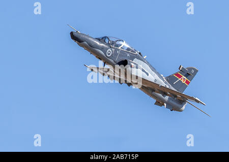 Royal Australian Air Force RAAF BAE Systems Hawk 127 führt ein Jagdflugzeug mit Trainer im Flug Stockfoto