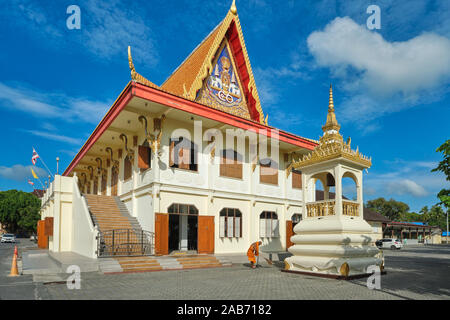 Ein Gebäude mit Mönchen und einem Glockenturm auf dem Gelände des Wat Mongkon Nimit (Wat Phuttha Mongkon), Phuket Town, Phuket, Thailand Stockfoto