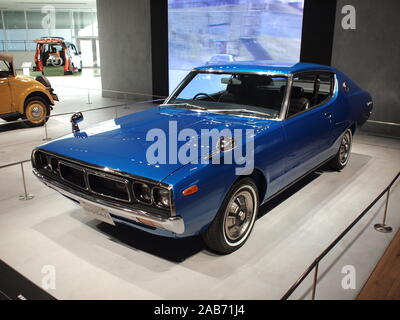 YOKOHAMA, Japan - 23. Oktober 2019: 1974 Hardtop Nissan Skyline 2000 GT, bei Nissan Motor Corporation Hauptsitz Galerie angezeigt. Stockfoto