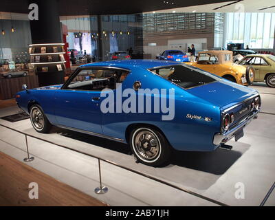 YOKOHAMA, Japan - 23. Oktober 2019: 1974 Hardtop Nissan Skyline 2000 GT, bei Nissan Motor Corporation Hauptsitz Galerie angezeigt. Stockfoto