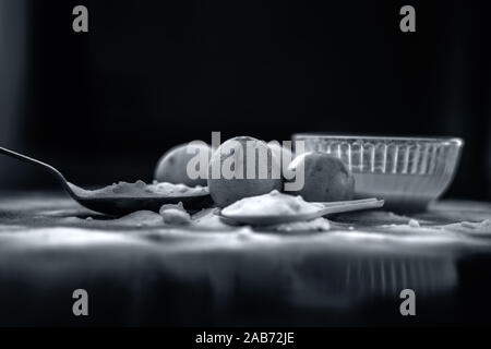 Natron Maske in eine Glasschüssel auf Holz- Oberfläche zusammen mit etwas Natron gestreut auf der Oberfläche und Zitronen auf der Oberfläche. Zur blemi Stockfoto