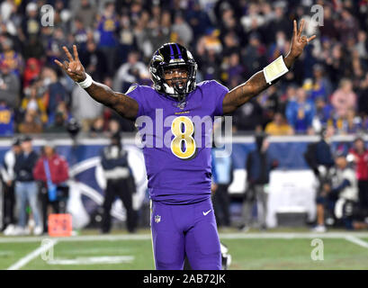 Los Angeles, USA. 25 Nov, 2019. Baltimore Ravens Lamar Jackson freut sich nach dem Touchdown gegen die Los Angeles Rams an der United Airlines Kolosseum in Los Angeles, am Montag, 25. November 2019. Foto von Jon SooHoo/UPI Quelle: UPI/Alamy leben Nachrichten Stockfoto