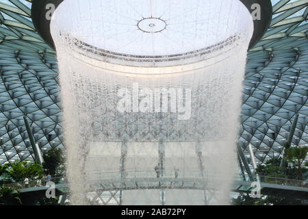 Singapur-12 Oct 2019: Der Regen Wirbel, einen 40 m hohen Wasserfall in der Jewal Changi Airport in Singapur Stockfoto