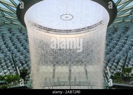 Singapur-12 Oct 2019: Der Regen Wirbel, einen 40 m hohen Wasserfall in der Jewal Changi Airport in Singapur Stockfoto