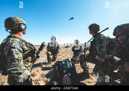 U.S. Army Special Operations Soldaten mit 3 Special Forces Group (Airborne) führen medizinische Evakuierung Ausbildung mit einer UH-60 Black Hawk auf Marine Corps Air Ground Combat Center (MCAGCC), Twentynine Palms, Calif., Okt. 21, 2019. Die grüne Barette verwendet die MCAGCC Ausbildung Bereiche Loslösung Taktiken zu verfeinern und für Kampfhandlungen vorbereiten. (U.S. Marine Corps Foto von Cpl. William Chockey) Stockfoto