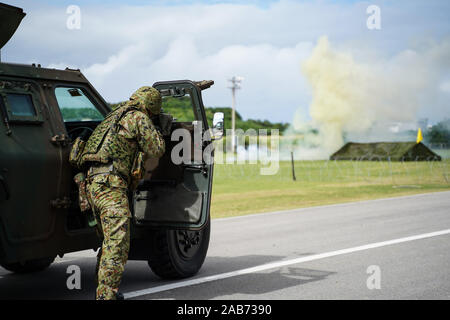 Mitglieder des Japan Masse Verteidigung-kraft 15 Brigade und US-Marines mit 4. Marine Regiment, 3rd Marine Division, Durchführung einer simulierten Militäroperation während 15 Brigade 9. Jahrestag des JGSDF und das Camp Naha 47th Jahrestag auf Lager Naha, Okinawa, Japan, November 24, 2019. Marines vom 3. Marine Division wurden eingeladen, um die Zeremonie und Festival der mock militärische Operationen, statische zeigt und Performances auf der jährlichen Veranstaltung zu besuchen. 3Rd Marine Division weiterhin neben dem JGSDF zu arbeiten, um die Interoperabilität zu erhöhen und die Beziehungen zwischen den Nationen zu stärken. (U. Stockfoto