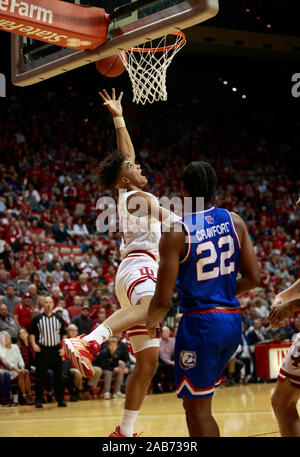 Bloomington, Indiana, USA. 25., Nov. 2019. Der Indiana Universität Trayce Jackson-Davis geht an den Korb gegen Louisiana Tech während ein NCAA College Basketball Spiel bei IU Montagehalle in Bloomington, Indiana, USA. Quelle: Jeremy Hogan/Alamy Leben Nachrichten. Stockfoto