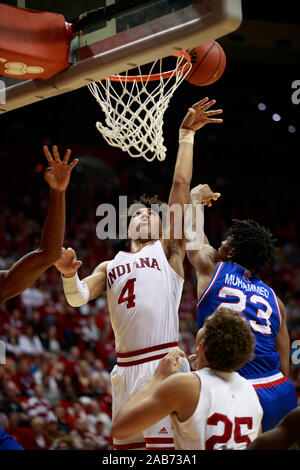 Bloomington, Indiana, USA. 25., Nov. 2019. Der Indiana Universität Trayce Jackson-Davis geht an den Korb gegen Louisiana Tech während ein NCAA College Basketball Spiel bei IU Montagehalle in Bloomington, Indiana, USA. Quelle: Jeremy Hogan/Alamy Leben Nachrichten. Stockfoto