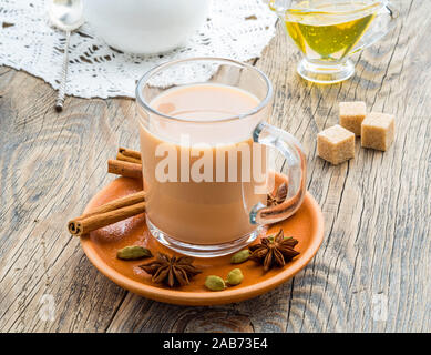 Masala Indischen Drink in das Festival von Holi. Tee mit Milch und Gewürzen in ein Glas mug. Stockfoto