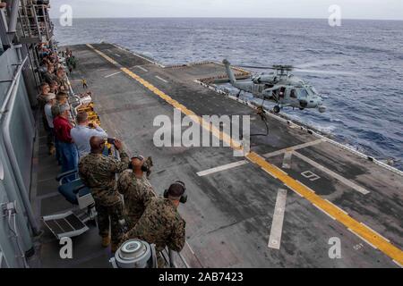 191119-N-PX 867-1189 PAZIFISCHEN OZEAN (Nov. 19, 2019) US-Marines 11 Marine Expeditionary Unit (MEU) schnelle Seil auf dem Flugdeck des Amphibious Assault ship USS Boxer (LHD4) von einem MH-60S Sea Hawk zu Hubschrauber Meer Combat Squadron (HSC) 21, während ein Tiger Cruise Airshow angefügte zugeordnet. Der Boxer Amphibious Ready Group (ARG) und 11 MEU sind in die USA 7 Flotte Bereich im Einsatz der regionalen Stabilität zu unterstützen, Partner und Verbündete zu beruhigen, und einer Präsenz zu einer Krise, die von der humanitären Hilfe Blindbewerbungen zu reagieren pflegen. (U.S. Marine Foto von Stockfoto
