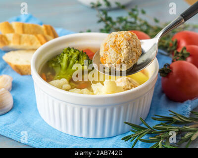 Lecker, dicke Suppe mit der Türkei Frikadellen und gemischtes Gemüse, Blumenkohl, Brokkoli, Karotten, Kartoffeln, Knoblauch, Tomaten. Close-up, Seitenansicht Stockfoto