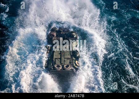 191124-N-HD 110-1293 PAZIFISCHEN OZEAN (Nov. 24, 2019) ein Angriff Amphibienfahrzeug verlässt das gut Deck des Amphibischen dock Landung Schiff USS Harpers Ferry (LSD 49). Matrosen und Marines der Boxer Amphibious Ready Group (ARG) und der 11 Marine Expeditionary Unit (MEU) sind auf Harpers Ferry für eine regelmäßig geplanten Einsatz begonnen. (U.S. Marine Foto von Mass Communication Specialist 3. Klasse Danielle A. Baker) Stockfoto