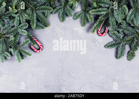 Weihnachten und neues Jahr dekorative Hintergrund mit Süßigkeiten am Weihnachtsbaum. Flach, Ansicht von oben, kopieren. Stockfoto