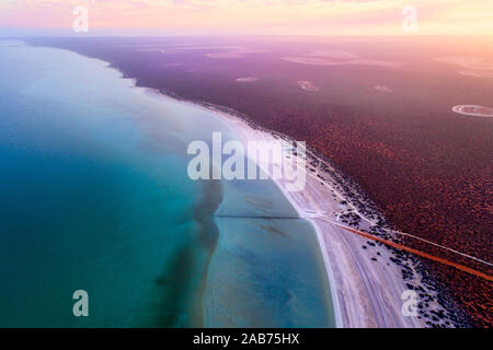 Luftaufnahme von Shell Beach World Heritage Area bei Sonnenaufgang, Peron Halbinsel im Nordwesten von Australien, Westaustralien Stockfoto