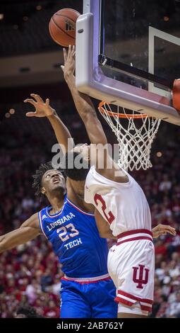 Bloomington, Indiana, USA. 25 Nov, 2019. Indiana Hoosiers guard ARMAAN FRANKLIN (2) Stellt ein Schuß an den Korb um Louisiana Tech Bulldogs freuen MUBAREK MUHAMMED (23) in der ersten Hälfte an Aula. Credit: Rodney Margison/ZUMA Draht/Alamy leben Nachrichten Stockfoto