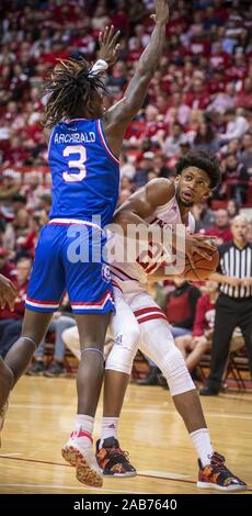 Bloomington, Indiana, USA. 25 Nov, 2019. Louisiana Tech Bulldogs guard AMORIE ARCHIBALD (3) drückt auf Indiana Hoosiers freuen JEROME HUNTER (21) in der ersten Hälfte an Aula. Credit: Rodney Margison/ZUMA Draht/Alamy leben Nachrichten Stockfoto