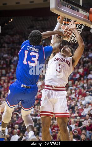 Bloomington, Indiana, USA. 25 Nov, 2019. Louisiana Tech Bulldogs, STACEY THOMAS (13) taucht die Kugel über Indiana Hoosiers vorwärts Justin Smith (3) in der zweiten Hälfte an Aula. Credit: Rodney Margison/ZUMA Draht/Alamy leben Nachrichten Stockfoto