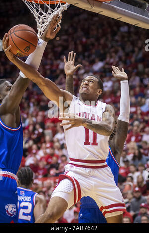 Bloomington, Indiana, USA. 25 Nov, 2019. Indiana Hoosiers guard DEVONTE GRÜN (11) schießt um ein Paar der Louisiana Tech Bulldogs Verteidiger in der ersten Hälfte an Aula. Grüne zählte 16 Punkte für Indiana. Credit: Rodney Margison/ZUMA Draht/Alamy leben Nachrichten Stockfoto