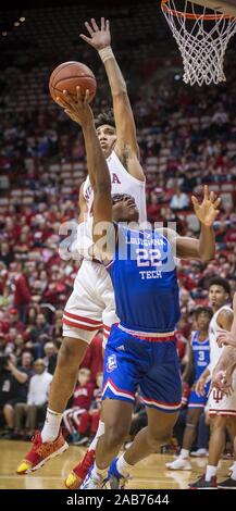 Bloomington, Indiana, USA. 25 Nov, 2019. Louisiana Tech Bulldogs freuen JESAJA CRAWFORD (22) schießt gegen Indiana Hoosiers vorwärts TRAYCE JACKSON - DAVIS (4) in der zweiten Hälfte an Aula. Crawford hatte 14 Punkte für die Bulldoggen. Credit: Rodney Margison/ZUMA Draht/Alamy leben Nachrichten Stockfoto