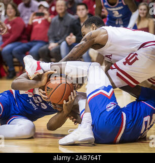 Bloomington, Indiana, USA. 25 Nov, 2019. Louisiana Tech Bulldogs MUBARAK MUHAMMED (23) und DAQUAN BRACEY (25) Kampf gegen Indiana Hoosiers guard DEVONTE GREEN (11) für eine lose Kugel unter dem Korb in der zweiten Hälfte an Aula. Credit: Rodney Margison/ZUMA Draht/Alamy leben Nachrichten Stockfoto