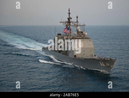 (Sept. 27, 2012) Die Ticonderoga-Klasse geführte-missile Cruiser USS Stadt Hue (CG66) wurde in die USA 5 Flotte Verantwortungsbereich Durchführung Maritime Security Operations eingesetzt, Theater Sicherheit Bemühungen um Zusammenarbeit und Unterstützung von Missionen im Rahmen der Operation Enduring Freedom. Stockfoto