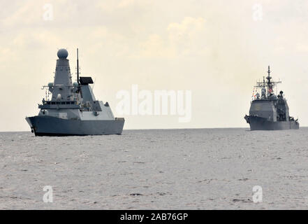 Karibik (Sept. 27, 2012) der Royal Navy, die Zerstörer HMS Dauntless (D-33), Links, ist im Gange, die sich in der Ausbildung mit der ticonderoga-Klasse geführte-missile Cruiser USS Anzio (CG68) während der UNITAS Atlantic 2012. UNITAS ist eine jährliche multi-nationale Bewegung, die Seestreitkräfte aus 13 Partnerstaaten Interoperabilität und Zusammenarbeit untereinander zu fördern und wird von der vierten Flotte. Stockfoto